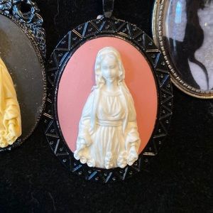 NWT Saint Mary Cameo Necklace